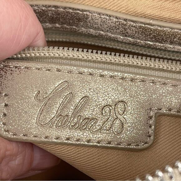 CHELSEA28 Gold Metallic Crossbody w/ Detachable Strap to Convert to Clutch EUC - Picture 4 of 11